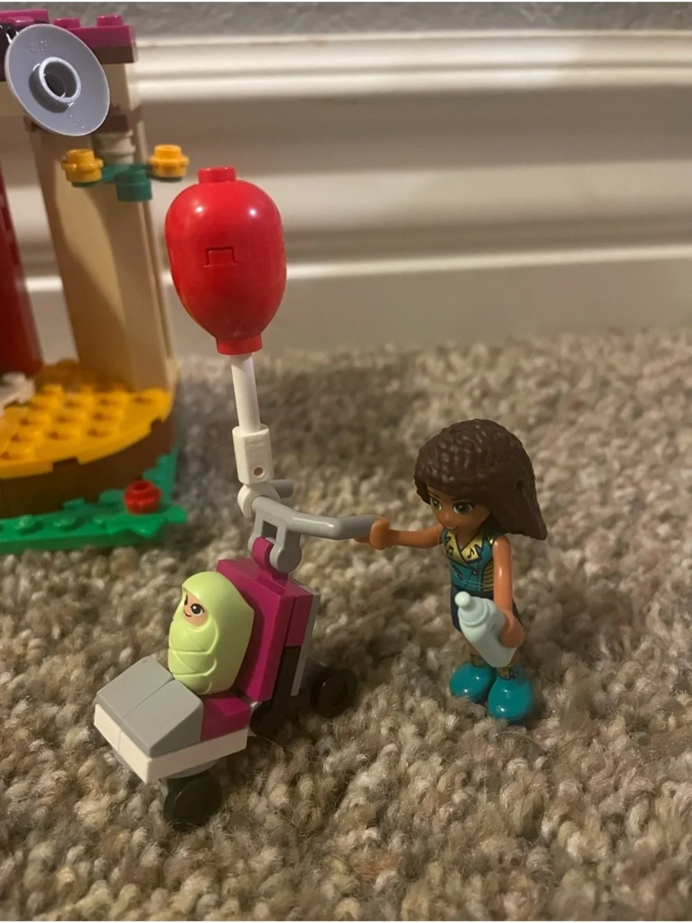 LEGO Friends set #41334 Andrea's Park Performance - Picture 4 of 7